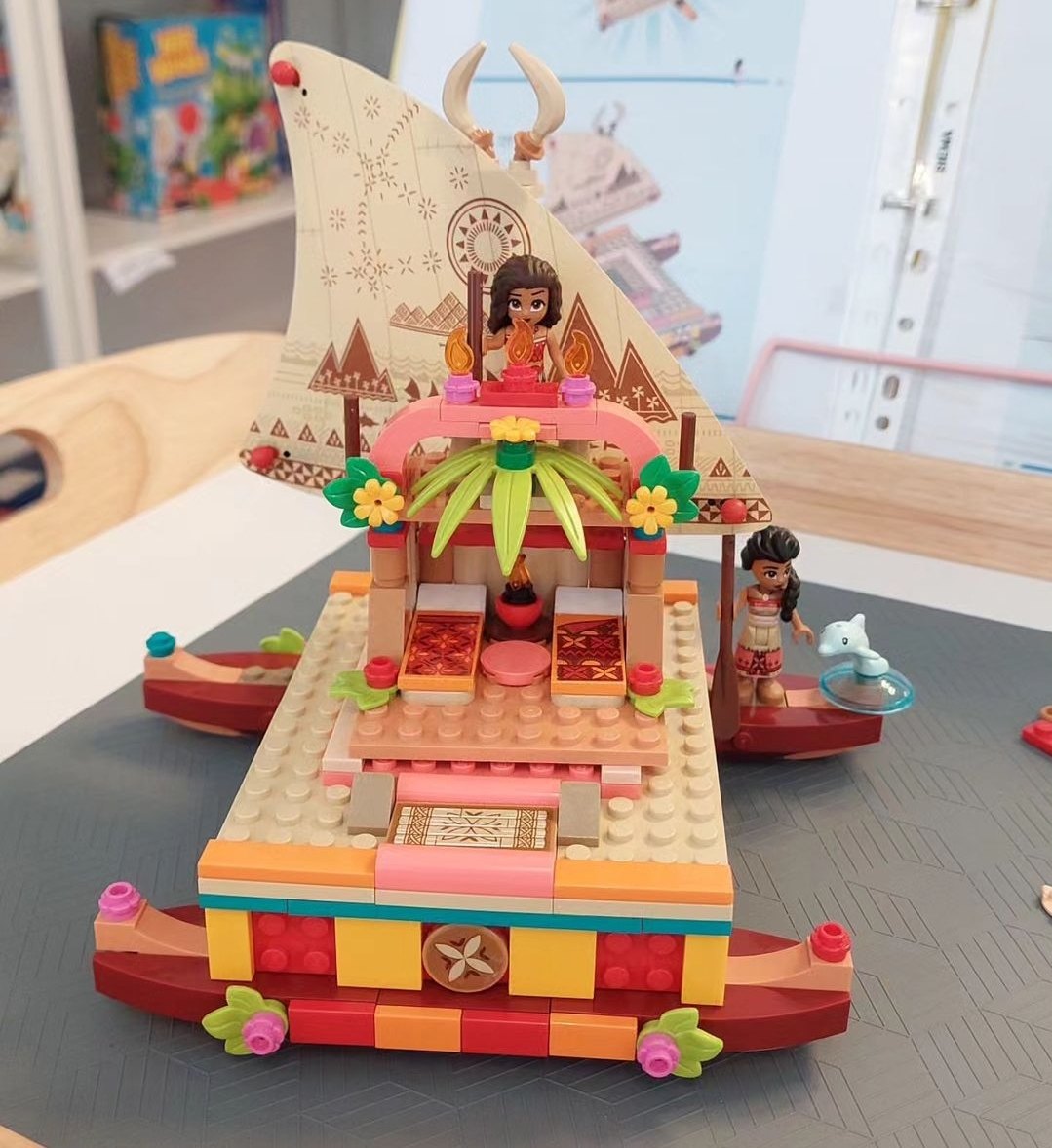 Restaurantinterieur mit warmen Holzpaneelen, einem Tisch und Stühlen für Gäste.