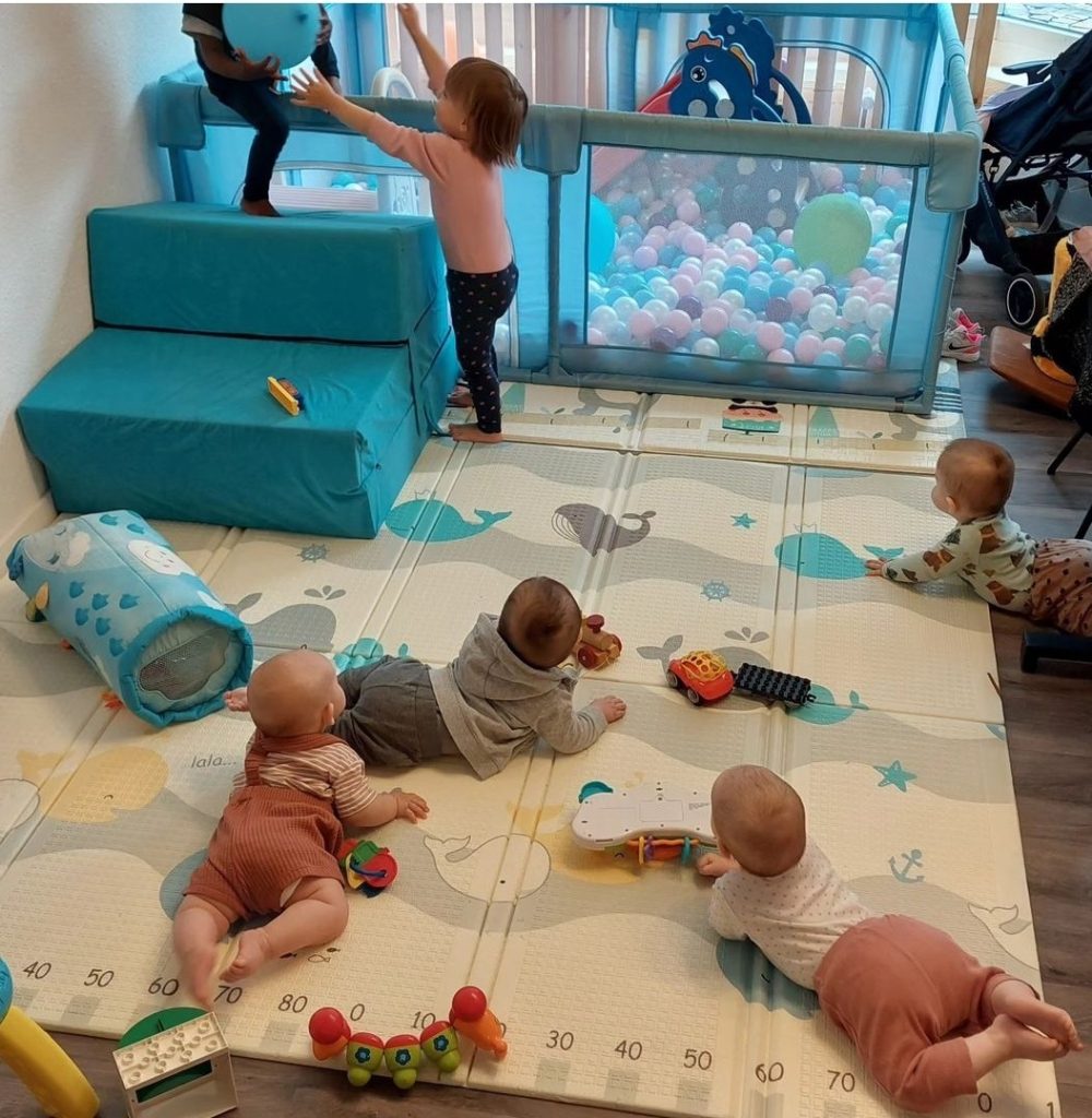 Spielzimmer mit bunten Spielzeugen und einer Wand, die eine große Spielzeugrakete zeigt.