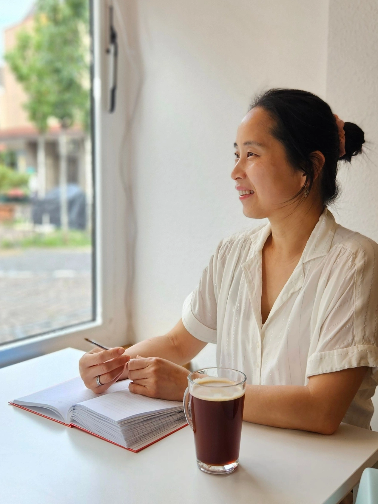 Eltern mit kleinem Sohn sitzen an einem Tisch in einem Restaurant.