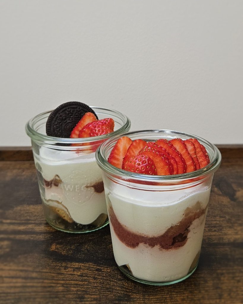 Spielzimmer mit bunten Spielzeugen und einer Wand, die eine große Spielzeugrakete zeigt.