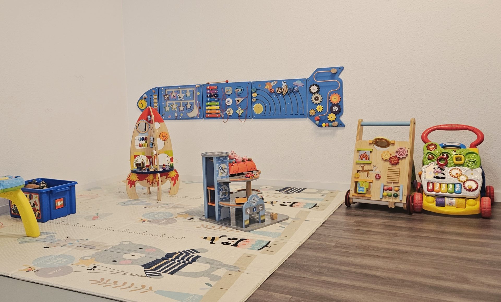 Restaurantinterieur mit warmen Holzpaneelen, einem Tisch und Stühlen für Gäste.