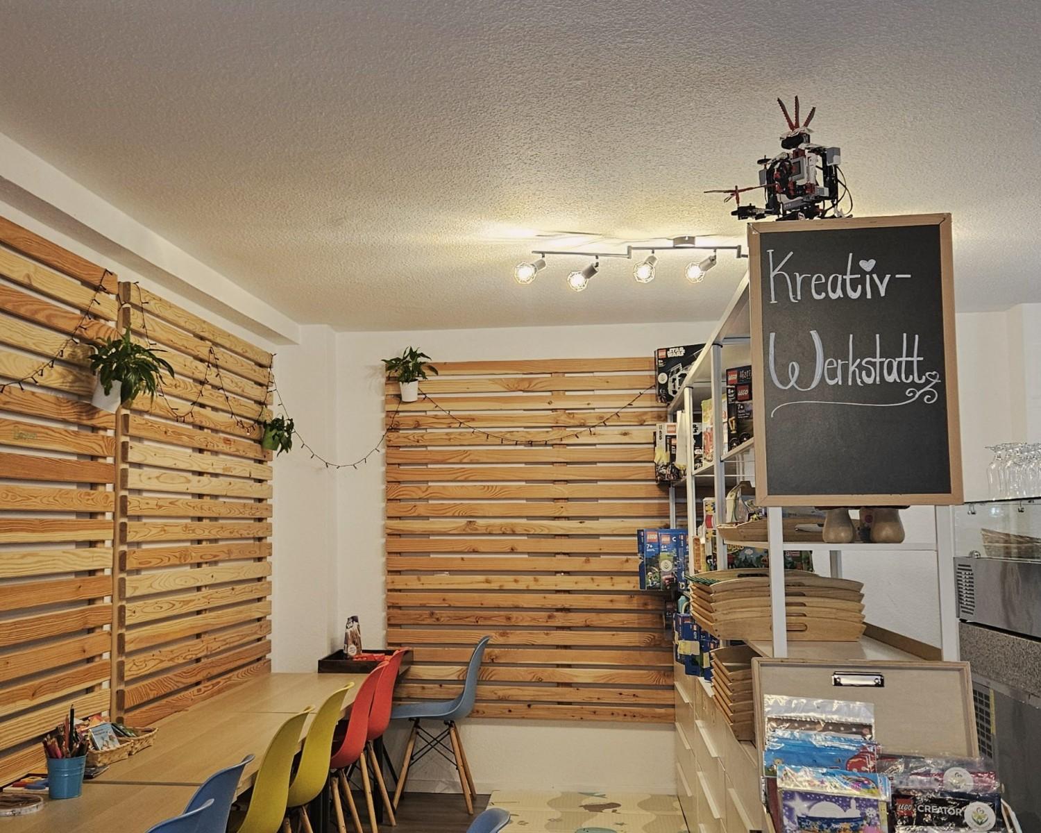 Ein Restaurant mit einem Tisch und Stühlen in der Mitte des Raumes.