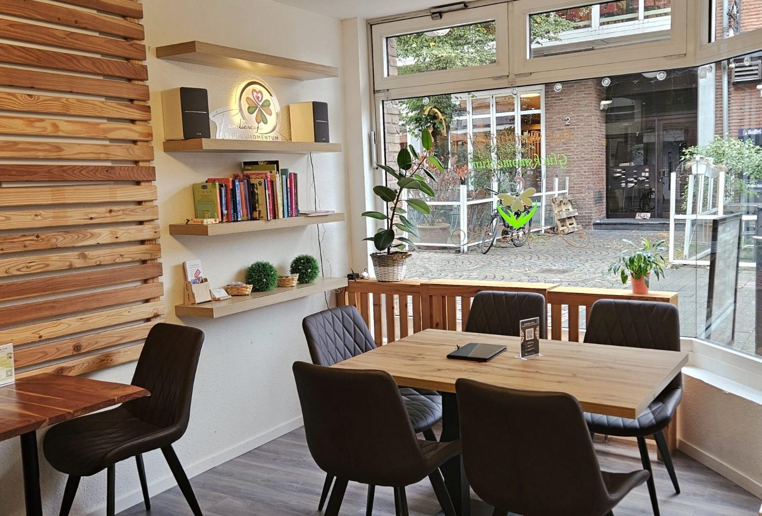 Ein Restaurant mit Holzwänden, ausgestattet mit einem Tisch und Stühlen